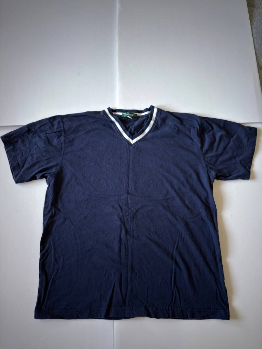 Giordano V-Neck T-Shirt – Men’s Size L